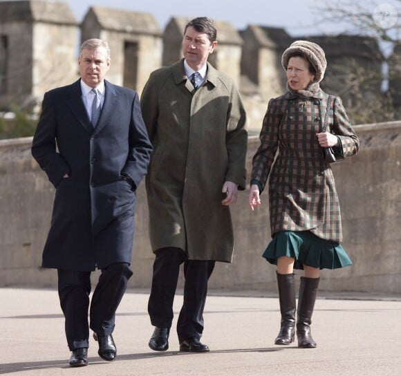 Le prince Andrew avec Tim Laurence et la princesse Anne à Windsor le 4 avril 2010 pour la messe de Pâques.