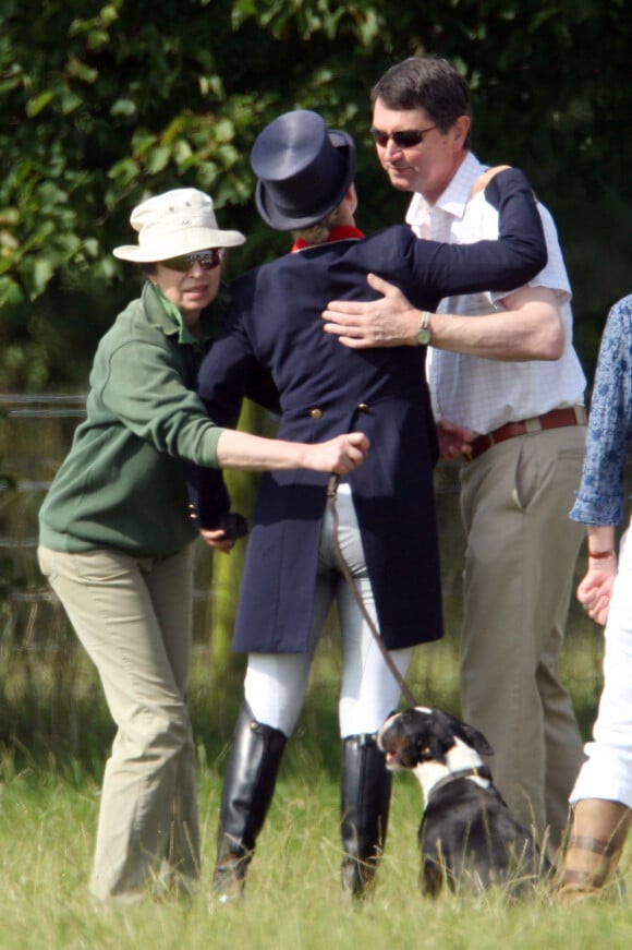 La princesse Anne et son mari Tim Laurence avec Zara Phillips en août 2009 lors d'un concours complet à Gatcombe Park.