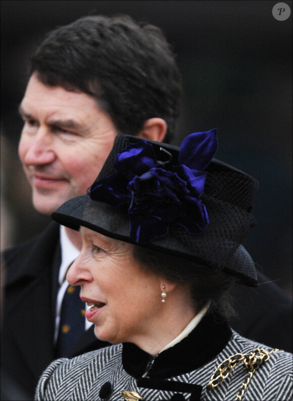 La princesse Anne et son époux Tim Laurence en février 2009 lors de l'inauguration d'une statue hommage à la reine mère sur le Mall à Londres.