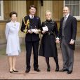  La princesse Anne et son mari le vice-amiral Timothy Laurence posant en novembre 2007 au palais de Buckingham avec Zara Phillips et Mike Tindall après que Zara a été faite membre de l'ordre de l'empire britannique. 