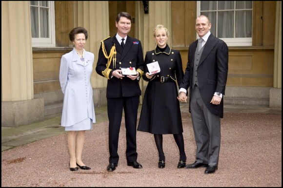 La princesse Anne et son mari le vice-amiral Timothy Laurence posant en novembre 2007 au palais de Buckingham avec Zara Phillips et Mike Tindall après que Zara a été faite membre de l'ordre de l'empire britannique.