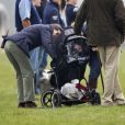 La princesse Anne, son mari Tim Laurence et sa petite-fille Savannah Phillips, dans le poussette, en mars 2011 à Gatcombe Park. 
