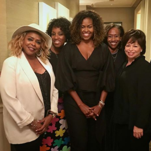 Michelle Obama dévoile ses cheveux au naturel à l'Essence Festival, en Nouvelle-Orléans, le 6 juillet 2019.