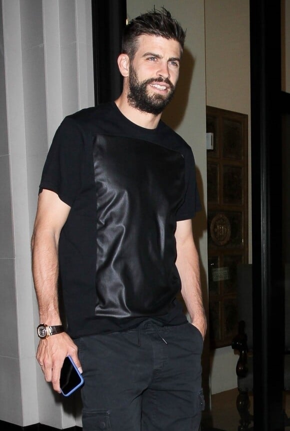 Info - Gerard Piqué condamné à rembourser 2,1 millions d'euros au fisc espagnol - Gerard Pique est allé dîner au restaurant Catch LA à West Hollywood. Le joueur de foot porte une paire de Air Max x Off-White, le 29 mai 2019.