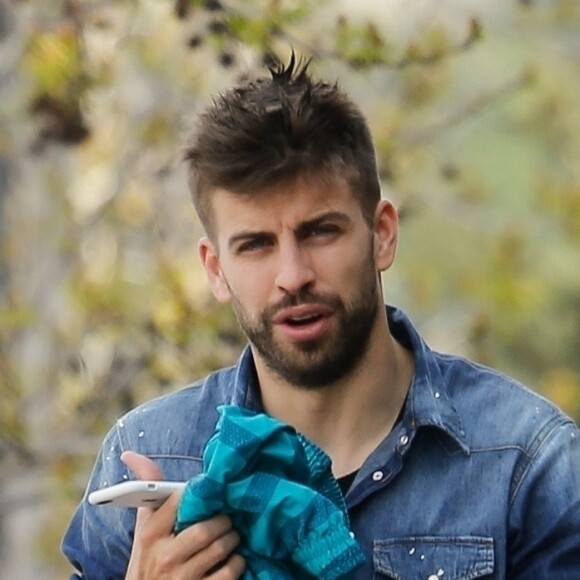 Info - Gerard Piqué condamné à rembourser 2,1 millions d'euros au fisc espagnol - Exclusif - Gérard Pique dans les rues de Barcelone semble être en grande discussion le 11 octobre 2018. Son projet, d'une Coupe Davis rénovée, proposée par sa soiété Kosmos, et qui verra le jour en Nov 2019 à Madrid semble connaitre quelques petits problèmes suite aux critiques de certains joueur de l'AFP dont R. Federer ou encore A. Zverev qui a déclaré ne pas y prendre part.