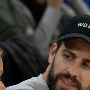 Shakira, son mari Gerard Piqué et leurs enfants Sasha, Milan dans les tribunes du match de basket entre le FC Barcelone et San Pablo Burgos à Barcelone le 10 mars 2019.