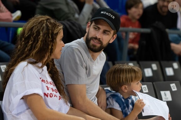 Shakira, son mari Gerard Piqué et leurs enfants Sasha, Milan dans les tribunes du match de basket entre le FC Barcelone et San Pablo Burgos à Barcelone le 10 mars 2019.