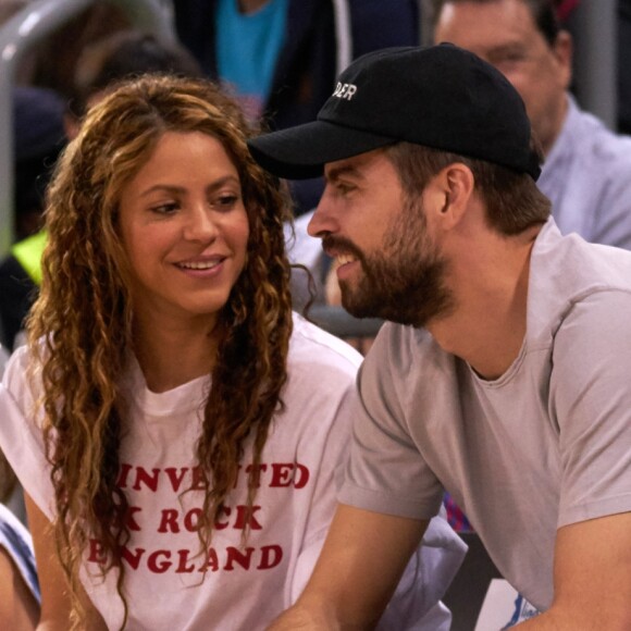 Shakira, son mari Gerard Piqué et leurs enfants Sasha, Milan dans les tribunes du match de basket entre le FC Barcelone et San Pablo Burgos à Barcelone le 10 mars 2019.