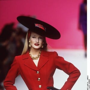 Karen Mulder au défilé Yves Saint Laurent le 15 mars 1995 à Paris.