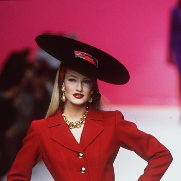 Karen Mulder au défilé Yves Saint Laurent le 15 mars 1995 à Paris.