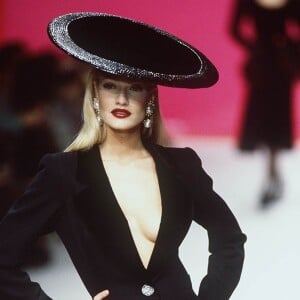 Karen Mulder au défilé Yves Saint Laurent le 15 mars 1995 à Paris.