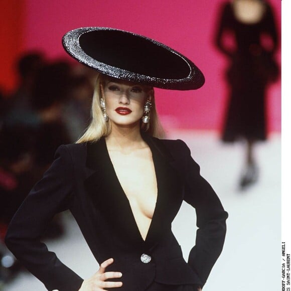 Karen Mulder au défilé Yves Saint Laurent le 15 mars 1995 à Paris.