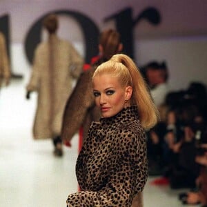 Karen Mulder défile pour Dior le 13 mars 1996.