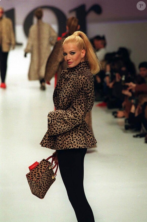 Karen Mulder défile pour Dior le 13 mars 1996.