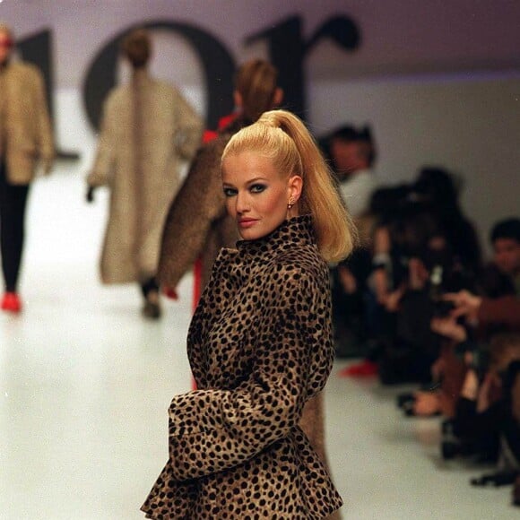 Karen Mulder défile pour Dior le 13 mars 1996.