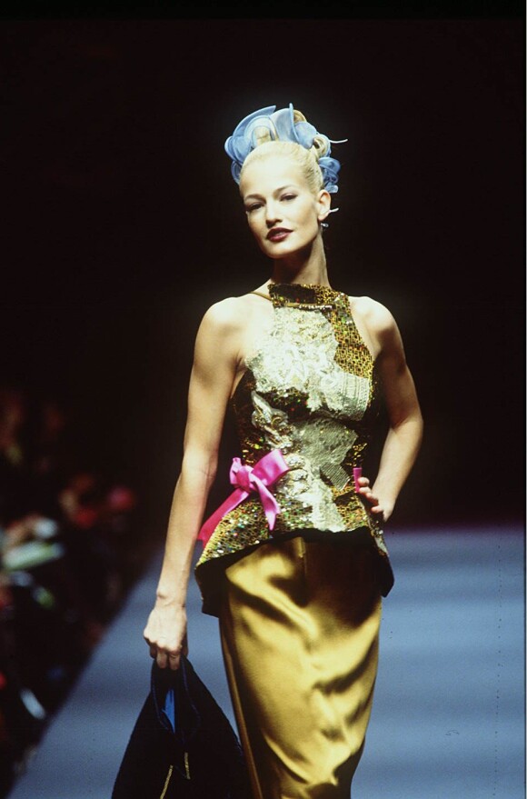 Karen Mulder défile pour Christian Lacroix le 13 mars 1996 à Paris.