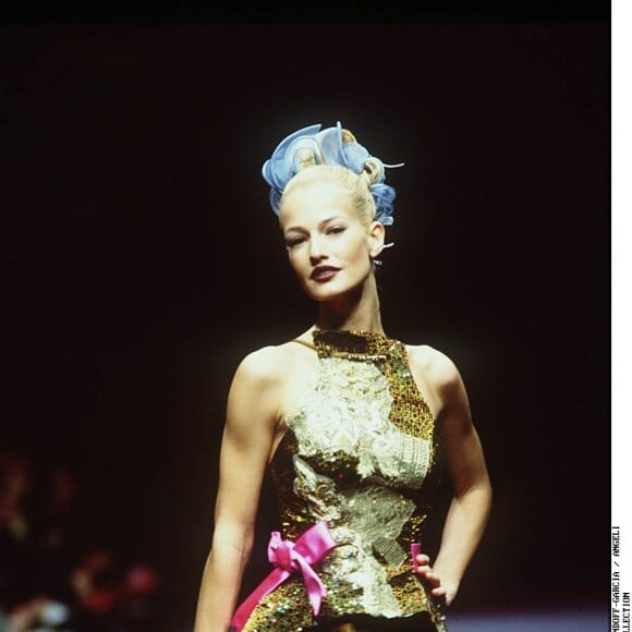 Karen Mulder défile pour Christian Lacroix le 13 mars 1996 à Paris.