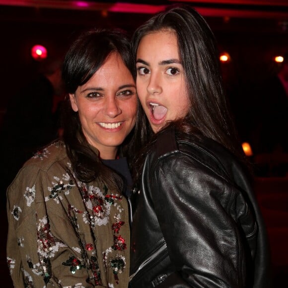 Laure Cohen (Koxie) et sa fille Ellie dans le restaurant parisien ''Roxy", le 6 mai 2019.