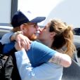 Ed Sheeran, en partance pour Madrid, embrasse passionnément sa femme Cherry Seaborn qui reste à Ibiza le 25 juin 2019