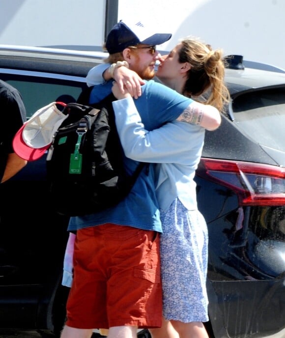 Ed Sheeran, en partance pour Madrid, embrasse passionnément sa femme Cherry Seaborn qui reste à Ibiza le 25 juin 2019