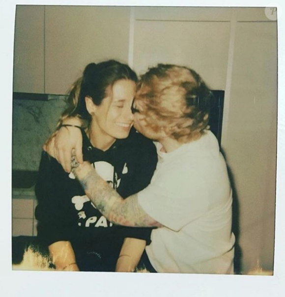 Ed Sheeran a annoncé ses fiançailles avec Cherry Seaborn le 20 janvier 2018 sur Instagram