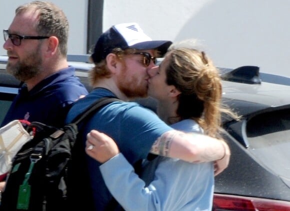 Exclusif  Ed Sheeran, en partance pour Madrid, embrasse passionnément sa femme Cherry Seaborn qui reste à Ibiza le 25 juin 2019