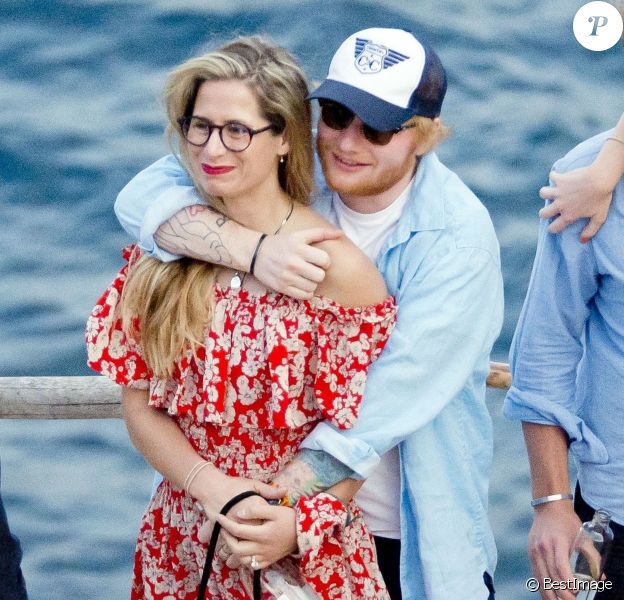 Ed Sheeran et sa compagne Cherry Seaborn ont été aperçus en train de prendre du bon temps avec des amis à Ibiza en Espagne, le 9 juin 2019.