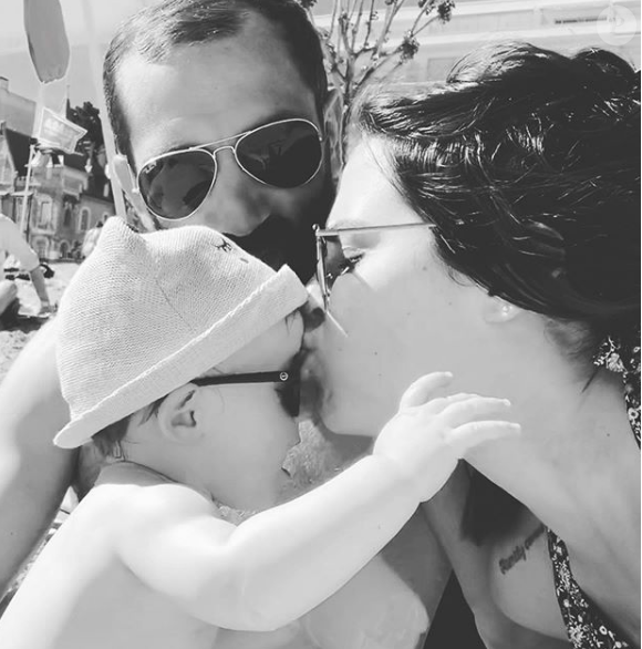 Tiffany et Justin de "Mariés au premier regard" à la plage avec leur fille Romy, le 1er juin 2019