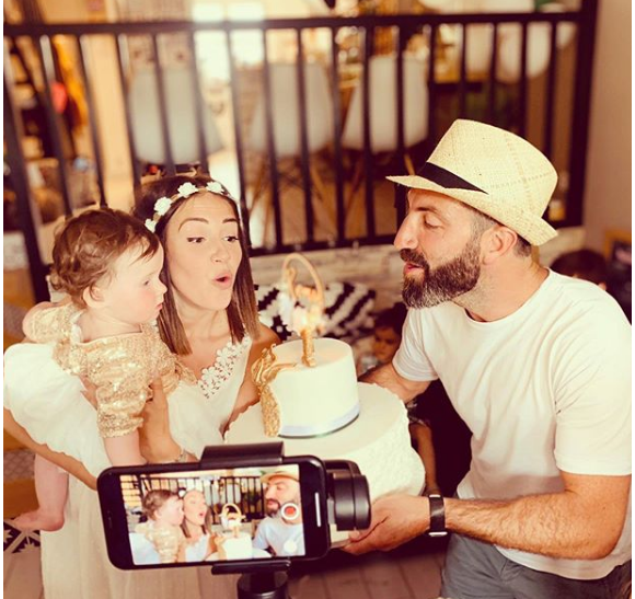 Tiffany et Justin de "Mariés au premier regard" heureux pour les 1 an de Romy, le 14 juillet 2019