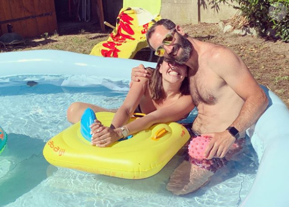 Tiffany et Justin de "Mariés au premier regard" à la piscine, le 4 juillet 2019