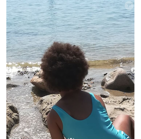 Aude de "L'amour est dans le pré 2019" à la plage avec ses enfants Raphaël et Louane, le 14 juillet 2019, en Bretagne
