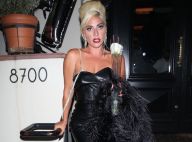 Lady Gaga : Robe en cuir et veste à plumes pour lancer sa marque de maquillage