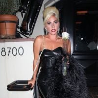 Lady Gaga : Robe en cuir et veste à plumes pour lancer sa marque de maquillage