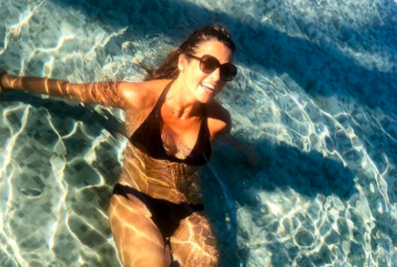 Faustine Bollaert superbe en bikini en Italie, le 20 juillet 2019.