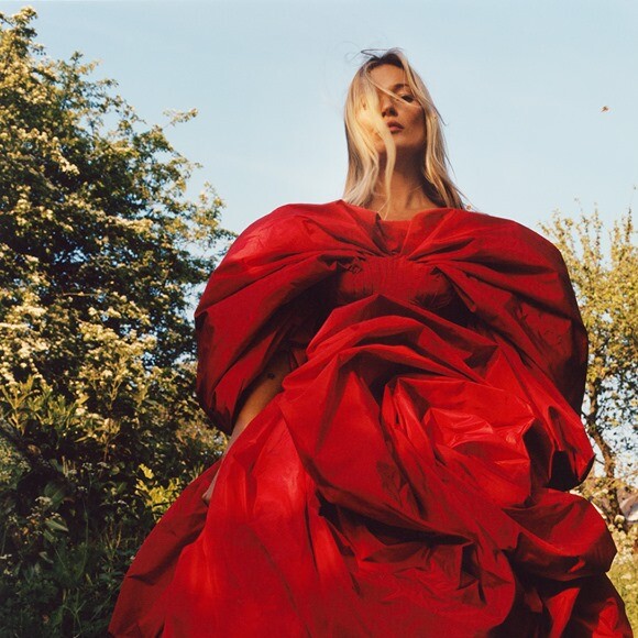 Kate Moss, visage de la campagne publicitaire automne-hiver 2019 d'Alexander McQueen. Photo par Jamie Hawkesworth.