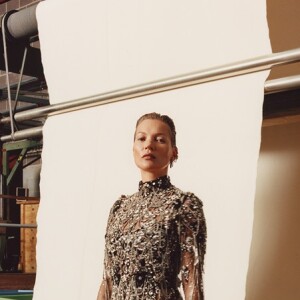 Kate Moss, visage de la campagne publicitaire automne-hiver 2019 d'Alexander McQueen. Photo par Jamie Hawkesworth.