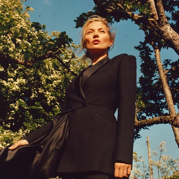 Kate Moss, visage de la campagne publicitaire automne-hiver 2019 d'Alexander McQueen. Photo par Jamie Hawkesworth.