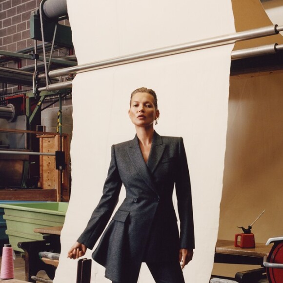 Kate Moss, visage de la campagne publicitaire automne-hiver 2019 d'Alexander McQueen. Photo par Jamie Hawkesworth.