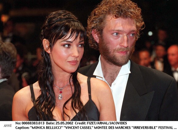 Monica Bellucci et Vincent Cassel lors de la montée des marches du film "Irréversible" au Festival de Cannes en 2002.