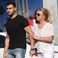 Exclusif - Britney Spears et son compagnon Sam Asghari sont allés déjeuner dans le restaurant 'Le Pain Quotidien' à Beverly Hills. Le couple semble très amoureux, ils se tiennent la main alors qu'ils traversent la rue, le 12 juillet 2019.