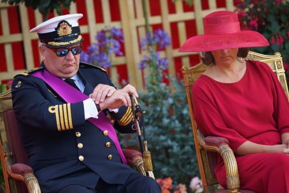 Le prince Laurent de Belgique regardant l'heure pendant la parade militaire de la Fête nationale belge, qui ne semblait pas l'intéresser outre-mesure, le 21 juillet 2019 à Bruxelles.