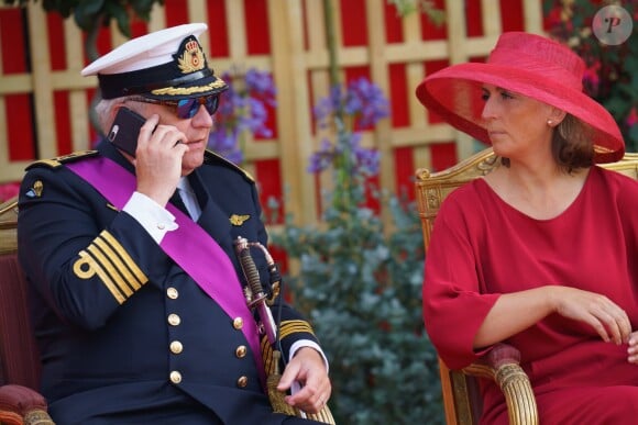 Le prince Laurent de Belgique au téléphone en pleine parade militaire de la Fête nationale belge, le 21 juillet 2019 à Bruxelles...