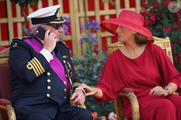 Le prince Laurent de Belgique au téléphone en pleine parade militaire - et sa femme la princesse Claire qui lui demande de raccrocher - lors de la Fête nationale belge, le 21 juillet 2019 à Bruxelles...