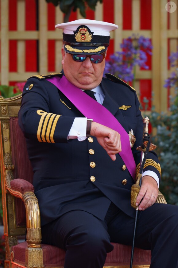 Le prince Laurent de Belgique regardant l'heure pendant la parade militaire de la Fête nationale belge, qui ne semblait pas l'intéresser outre-mesure, le 21 juillet 2019 à Bruxelles.