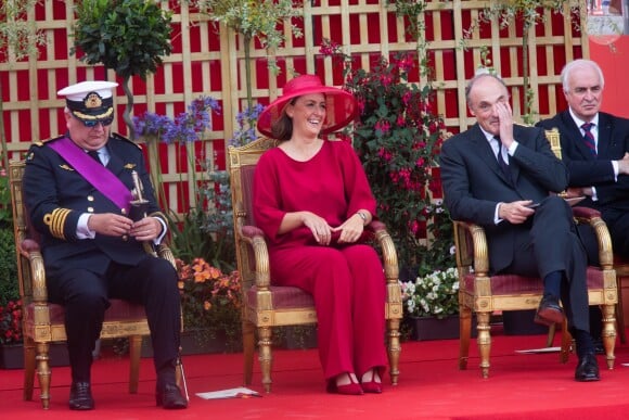 Le prince Laurent de Belgique sur son téléphone portable tandis que sa femme la princesse Claire parle avec le prince Lorenz lors de la parade militaire de la Fête nationale belge, le 21 juillet 2019 à Bruxelles.