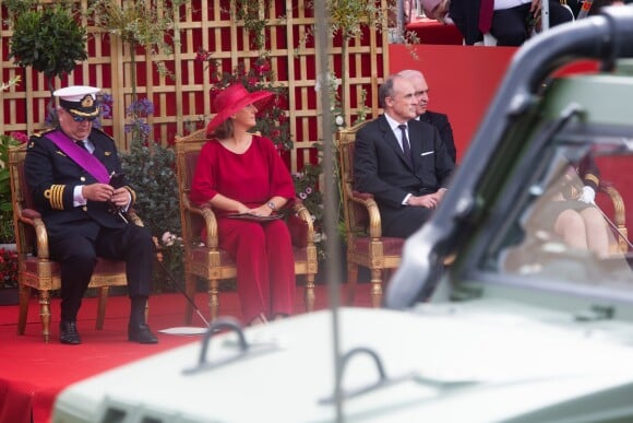 Le prince Laurent de Belgique, avec son épouse la princesse Claire à ses côtés, sur son téléphone portable en pleine parade militaire de la Fête nationale belge, le 21 juillet 2019 à Bruxelles.