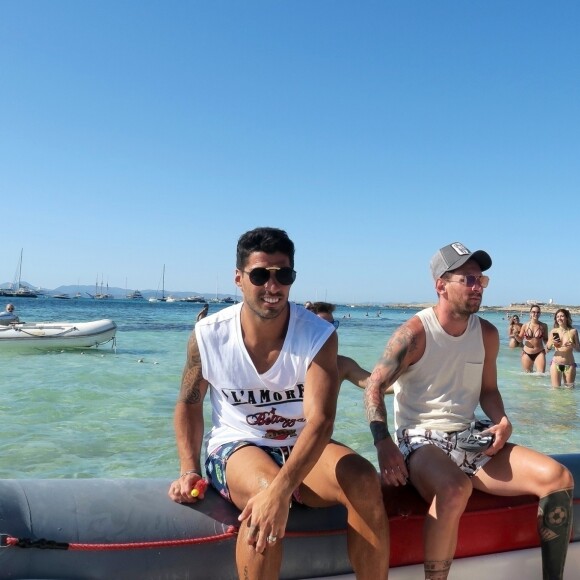 Exclusif - Lionel Messi, sa femme Antonella Roccuzzo, Luis Suarez, sa femme Daniella Semaan et Cesc Fabregas passent leurs vacances en famille à Formentera en Espagne le 29 juillet 2019.