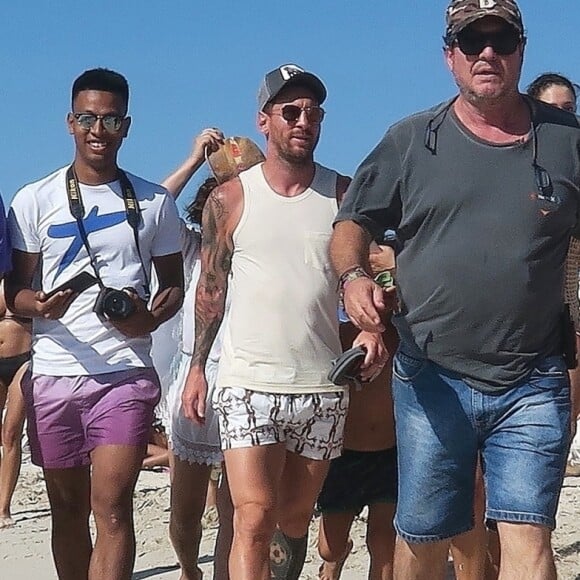 Exclusif - Lionel Messi, sa femme Antonella Roccuzzo, Luis Suarez, sa femme Daniella Semaan et Cesc Fabregas passent leurs vacances en famille à Formentera en Espagne le 29 juillet 2019.