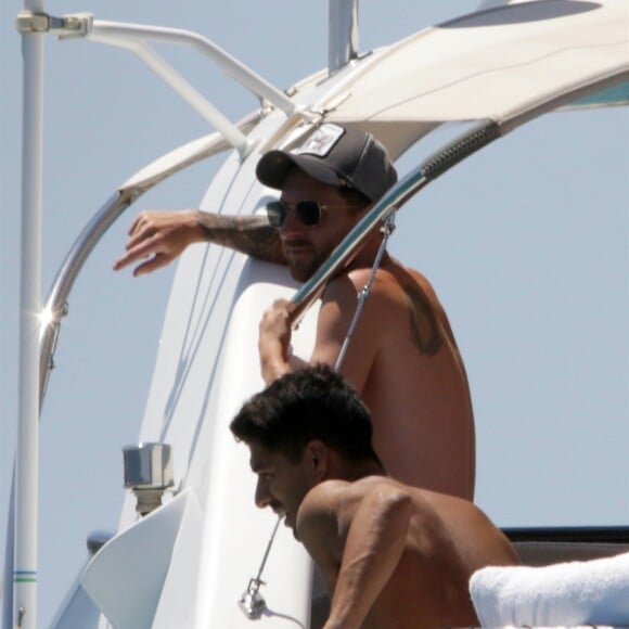Lionel Messi, sa femme Antonella Roccuzzo, Luis Suarez, sa femme Daniella Semaan et Cesc Fabregas passent leurs vacances en famille à Formentera en Espagne le 29 juillet 2019.