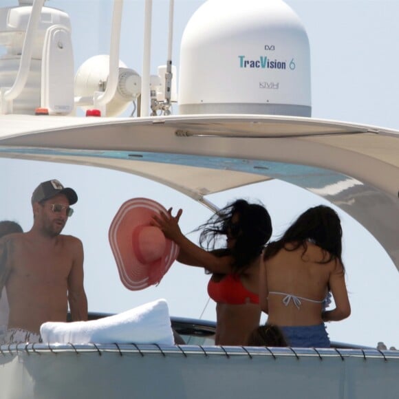 Lionel Messi, sa femme Antonella Roccuzzo, Luis Suarez, sa femme Daniella Semaan et Cesc Fabregas passent leurs vacances en famille à Formentera en Espagne le 29 juillet 2019.